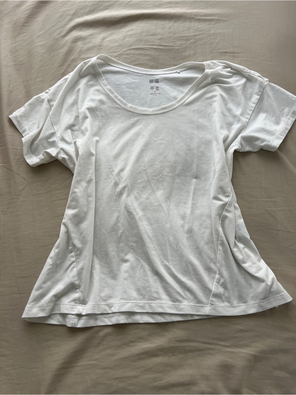 Uniqlo White Scoop Neck Tee